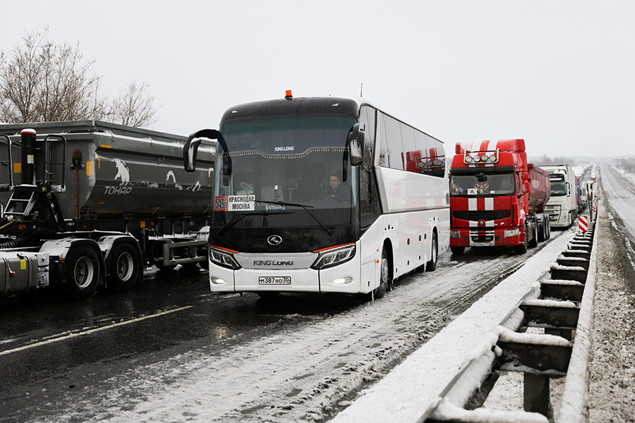 Во время снегопада на трассах в Ростовской области застряли 33 автобуса с более чем 700 пассажирами