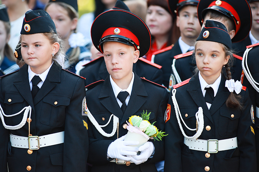 Школьники на торжественной линейке в школе №&nbsp;1 в городе Иваново