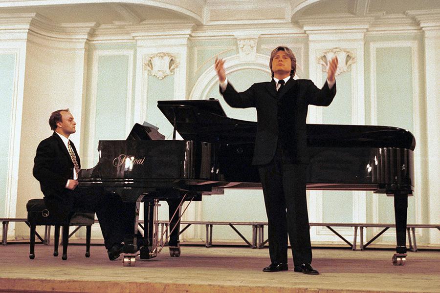 Певец Николай Басков во время выступления в Рахмановском зале Московской консерватории, 9 октября 2000 года