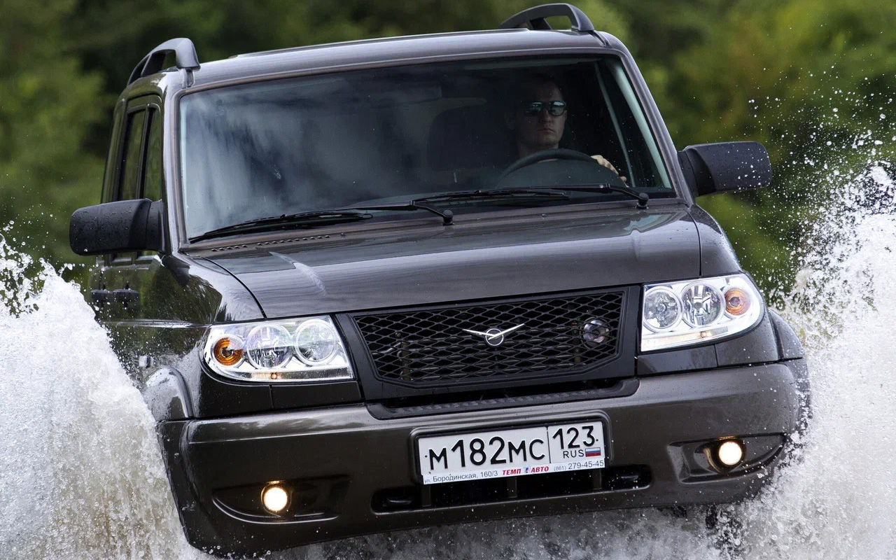 2013 год. Раздатку меняют на корейскую Dymos с электроуправлением и шайбой-селектором. Задний кардан делают короче и убирают промопору. Пульт стеклоподъемников перемещают на дверь. Добавляют пакет обогревов