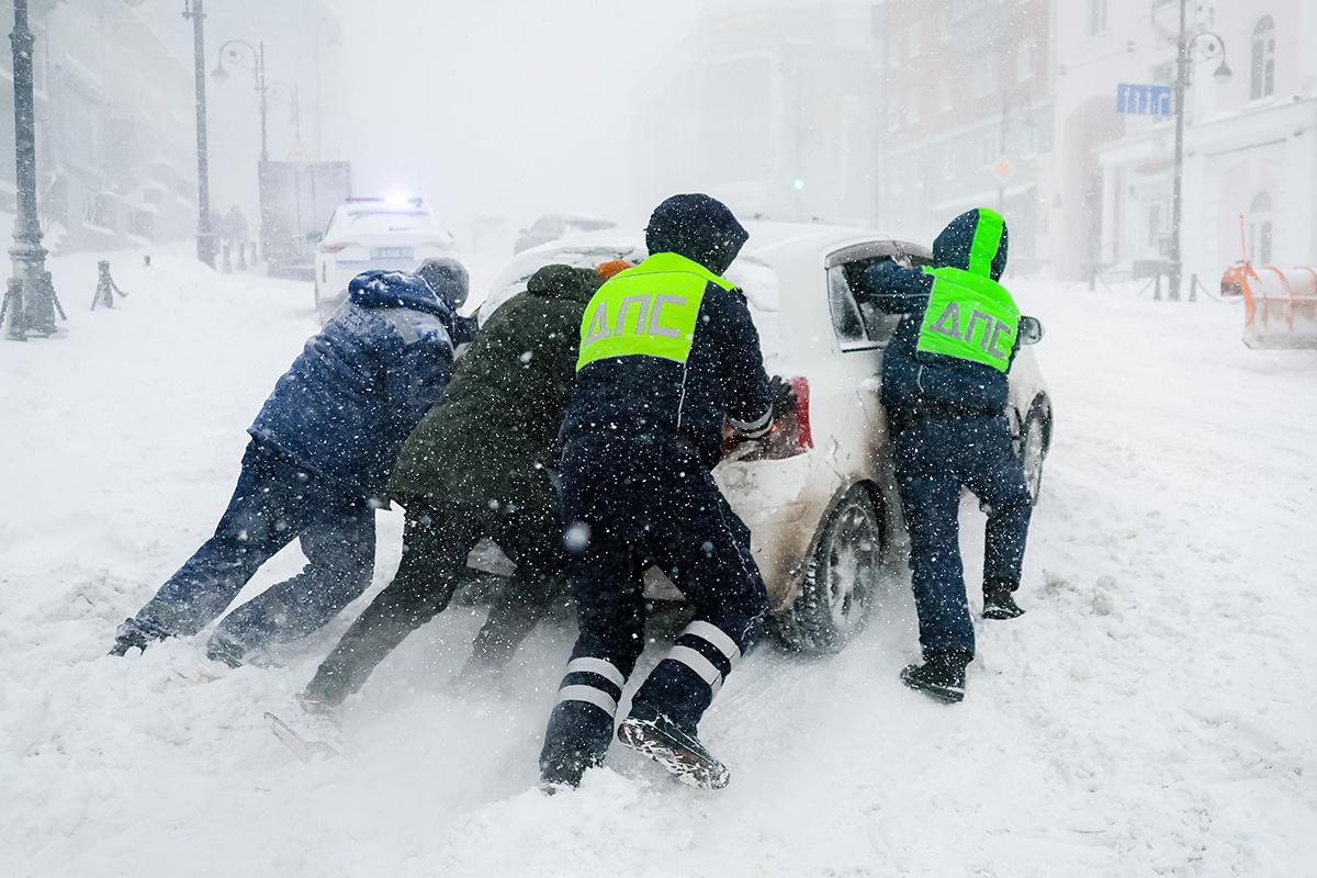 Сотрудники ДПС во время снегопада в Приморском крае, 10 января 2026 года