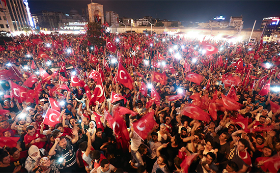 Сторонники Реджепа Эрдогана на площади Таксим в Стамбуле. 16 июля 2016 года


