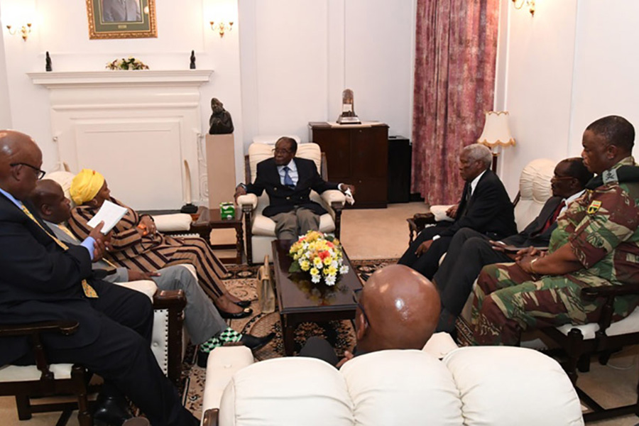 Роберт Мугабе (в центре)