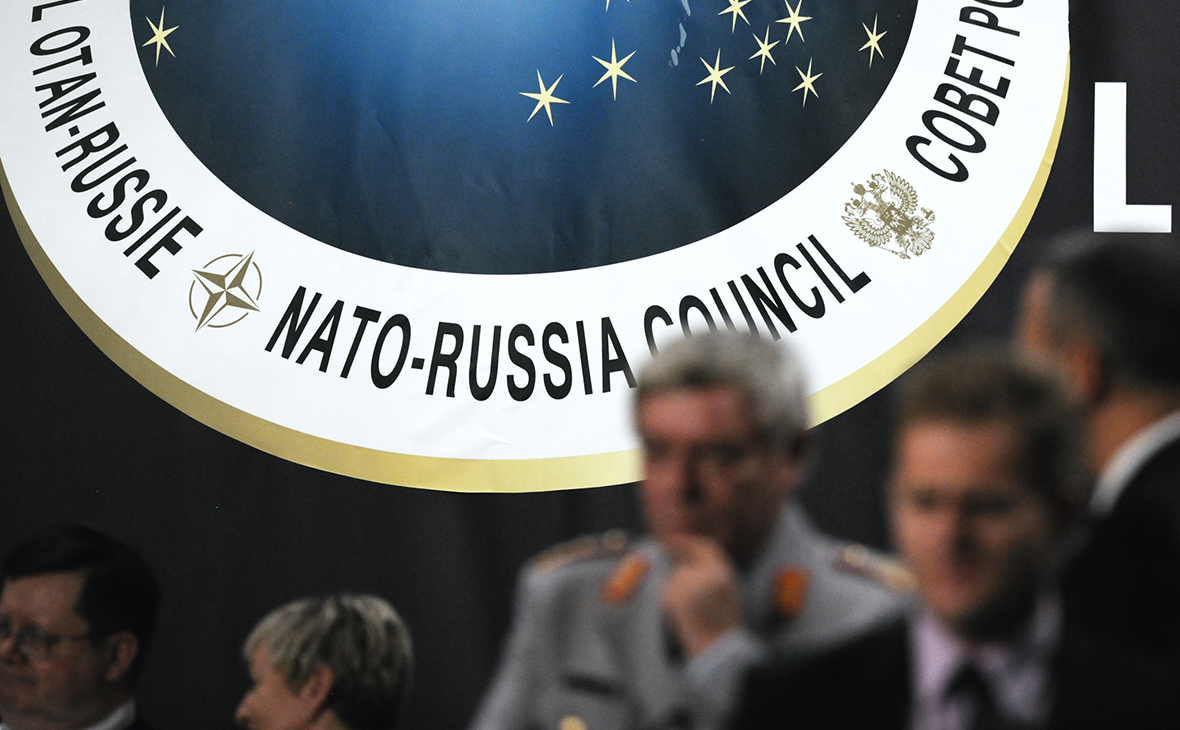 Лавров обвинил НАТО в попытках «замахнуться на порог нашего дома»"/>













