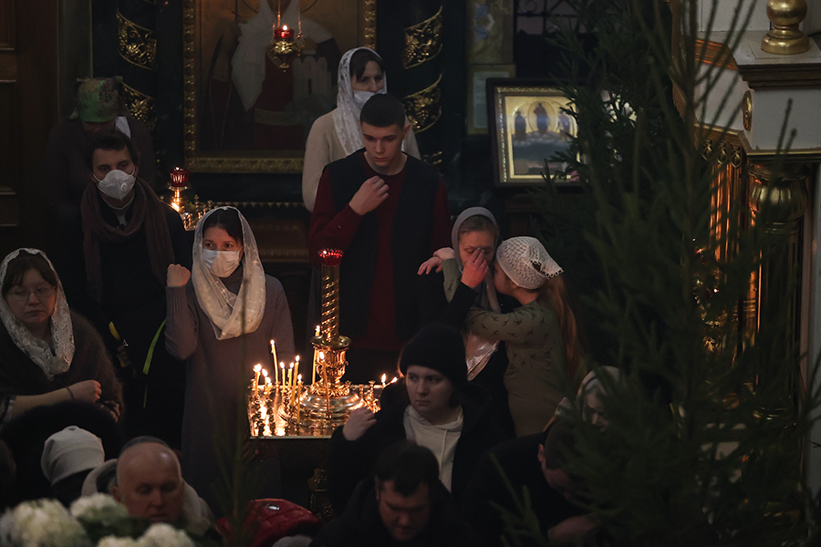 Верующие во время праздничного богослужения по случаю Рождества Христова в Свято-Троицком кафедральном соборе Екатеринбурга