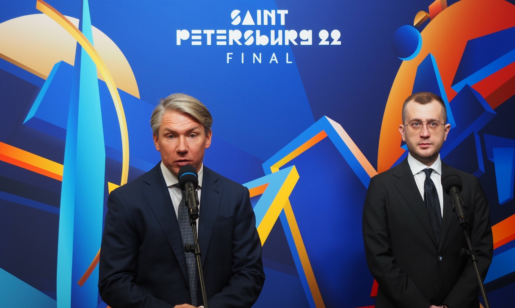 Руководитель организационного комитета финала Лиги чемпионов в Санкт-Петербурге Алексей Сорокин и вице-губернатор Санкт-Петербурга Борис Пиотровский