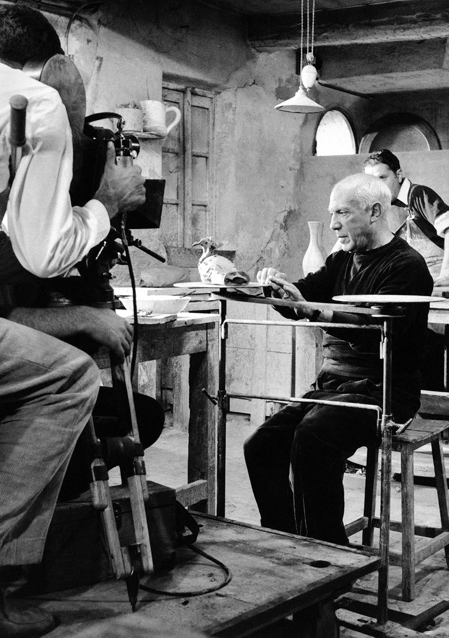 Пабло Пикассо во время съемок в Валлорисе, Франция, 26 октября 1953 года