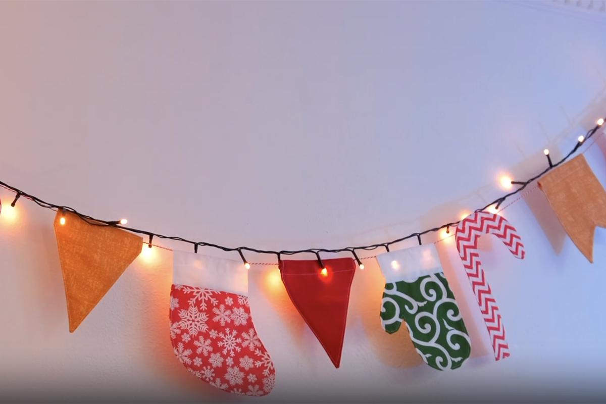 Как сделать новогоднюю гирлянду из лоскутков ткани