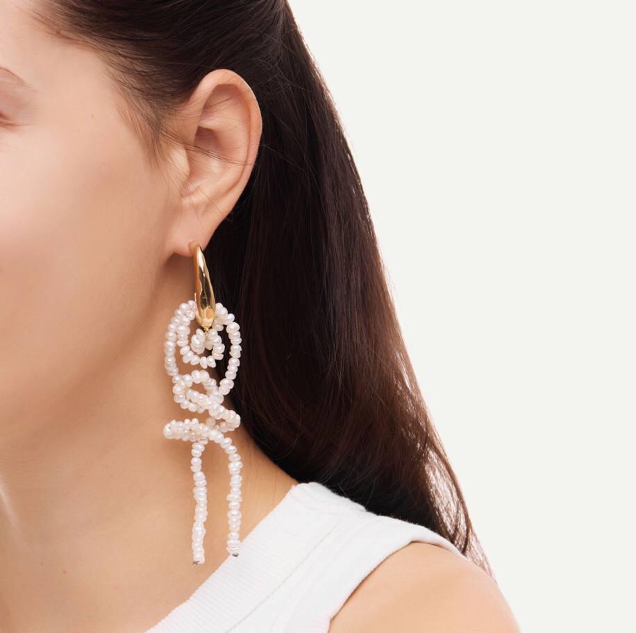 Серьги&nbsp;Pearly Cloud, 3060 руб. (vivalavika.com)