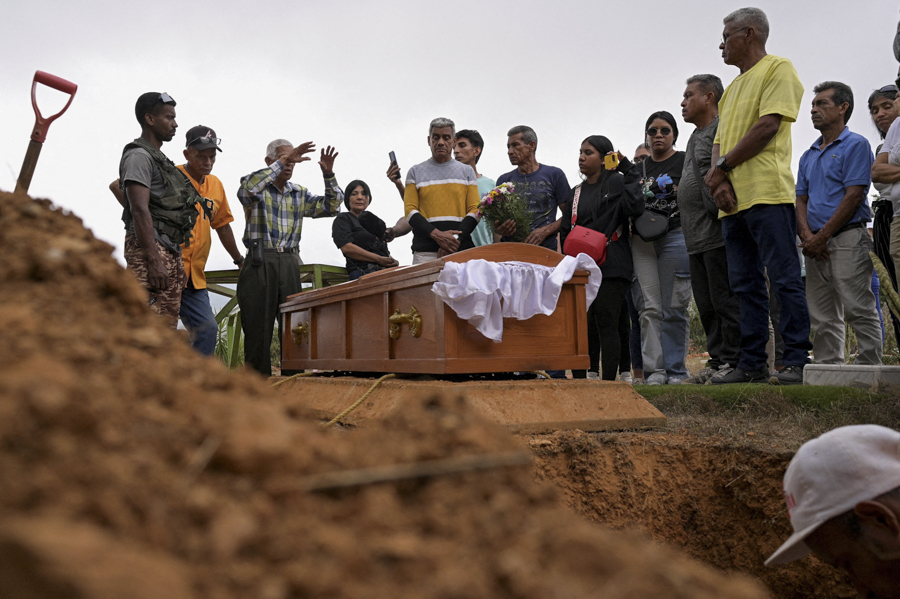 Друзья и родственники на похоронах 80-летней Розы Элены Гонсалес, погибшей во время американской операции.