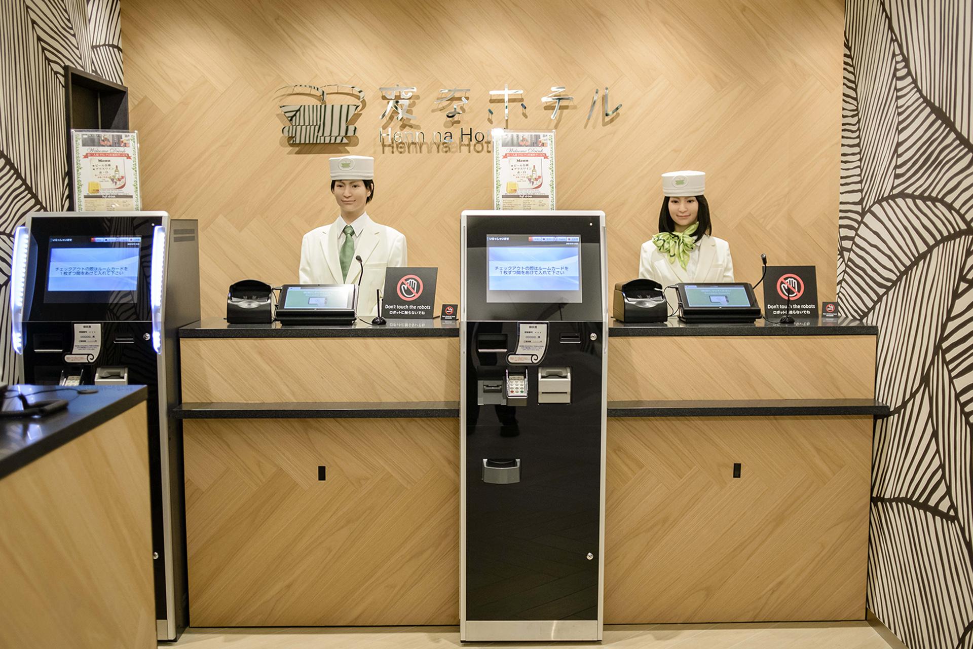 Роботы на стойке регистрации в японском отеле Henn na Hotel