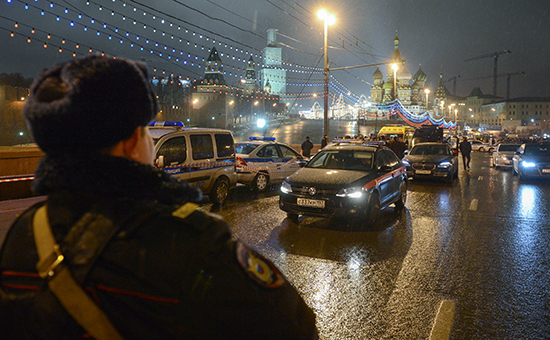 Полицейские машины на месте убийства политика Бориса Немцова, который был застрелен на Москворецком мосту
