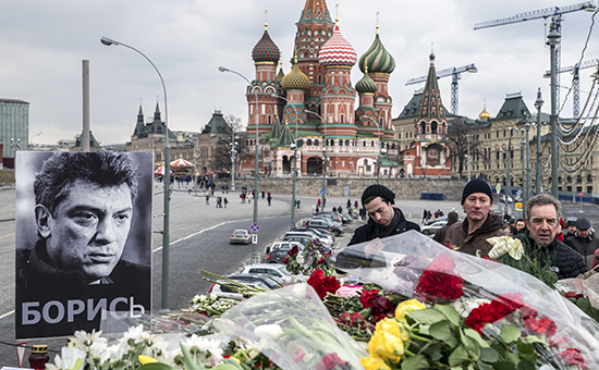 Цветы на месте убийства политика Бориса Немцова на Большом Москворецком мосту