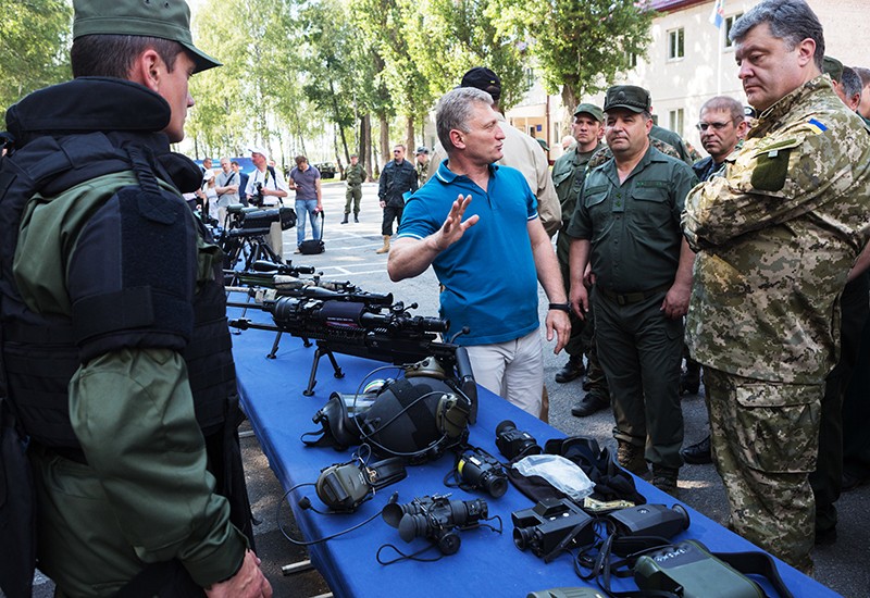 Президент Украины Петр Порошенко (справа) во время осмотра образцов вооружения и военной техники, которые будут отправлены в зону военного конфликта на юго-востоке Украины.