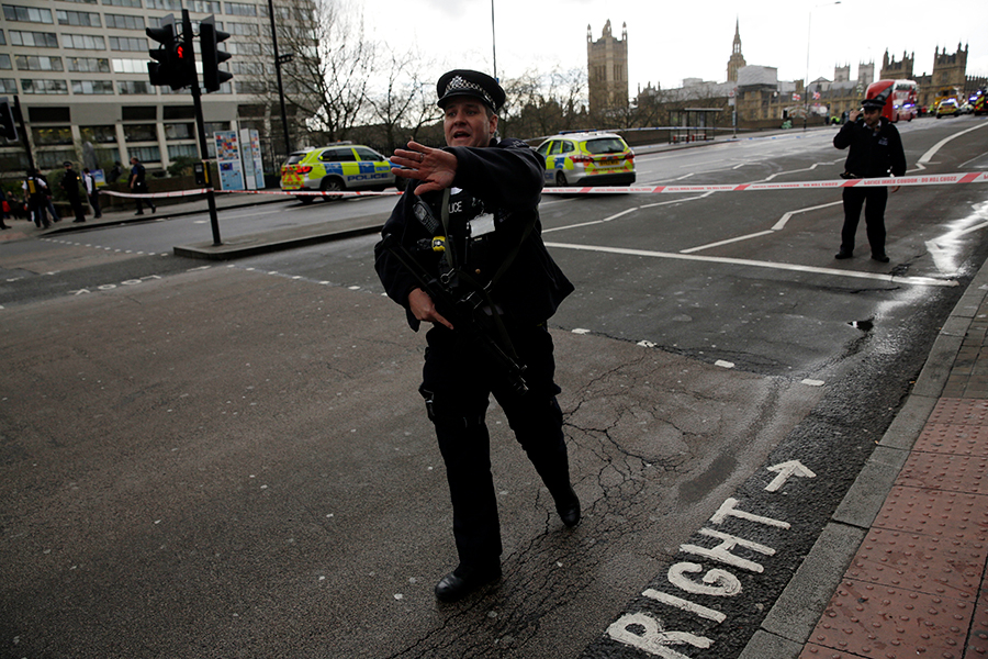 Полицейский у здания британского парламента