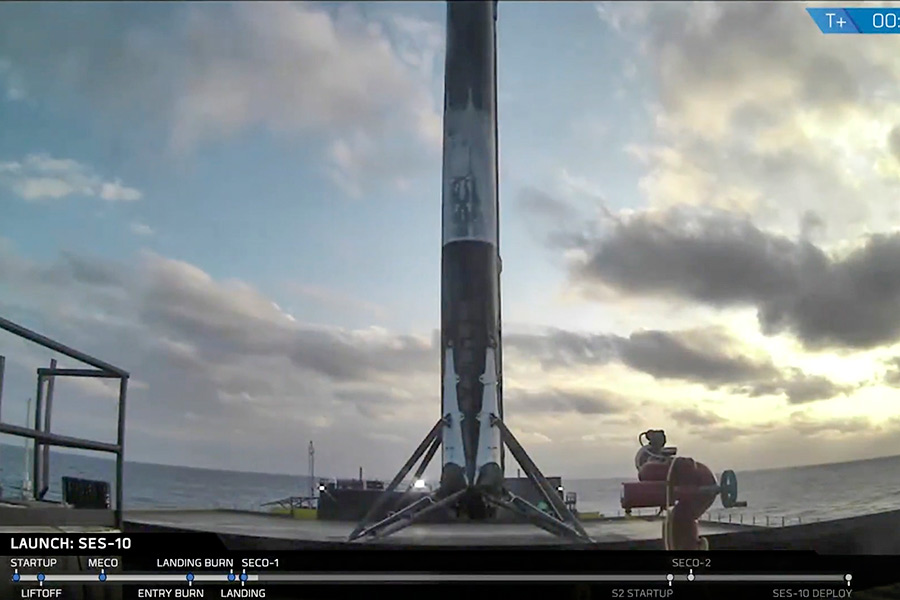 Первая ступень ракеты Falcon 9 после успешной посадки на платформу в Атлантическом океане