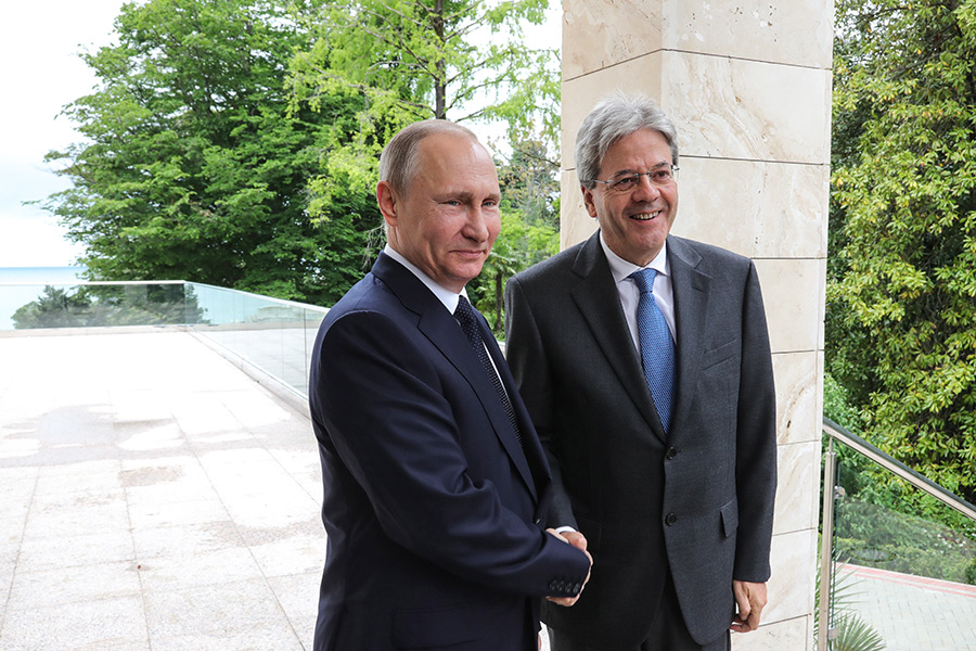 Владимир Путин и Паоло Джентилони (слева направо)


