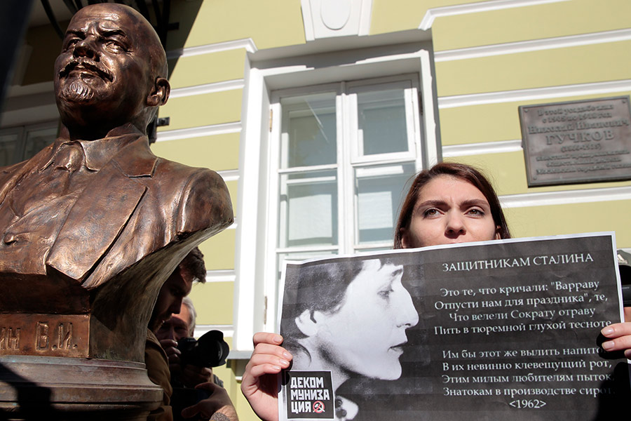 Рядом с бюстом Сталина встала женщина с плакатом со стихотворением Анны Ахматовой &laquo;Защитникам Сталина&raquo;