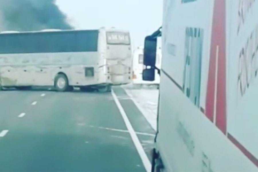 Причиной пожара стало использование паяльной лампы для обогрева автобуса, заявили позже в МВД Казахстана.&nbsp;