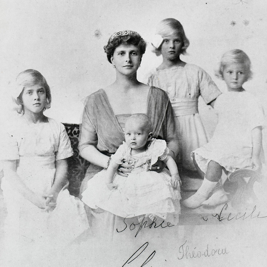 Принцесса Алиса с дочерьми: на коленях у нее сидит Софи, рядом с ней слева  Маргарита, а справа на подлокотнике дивана Сесилия. Теодора стоит между матерью и сестрой