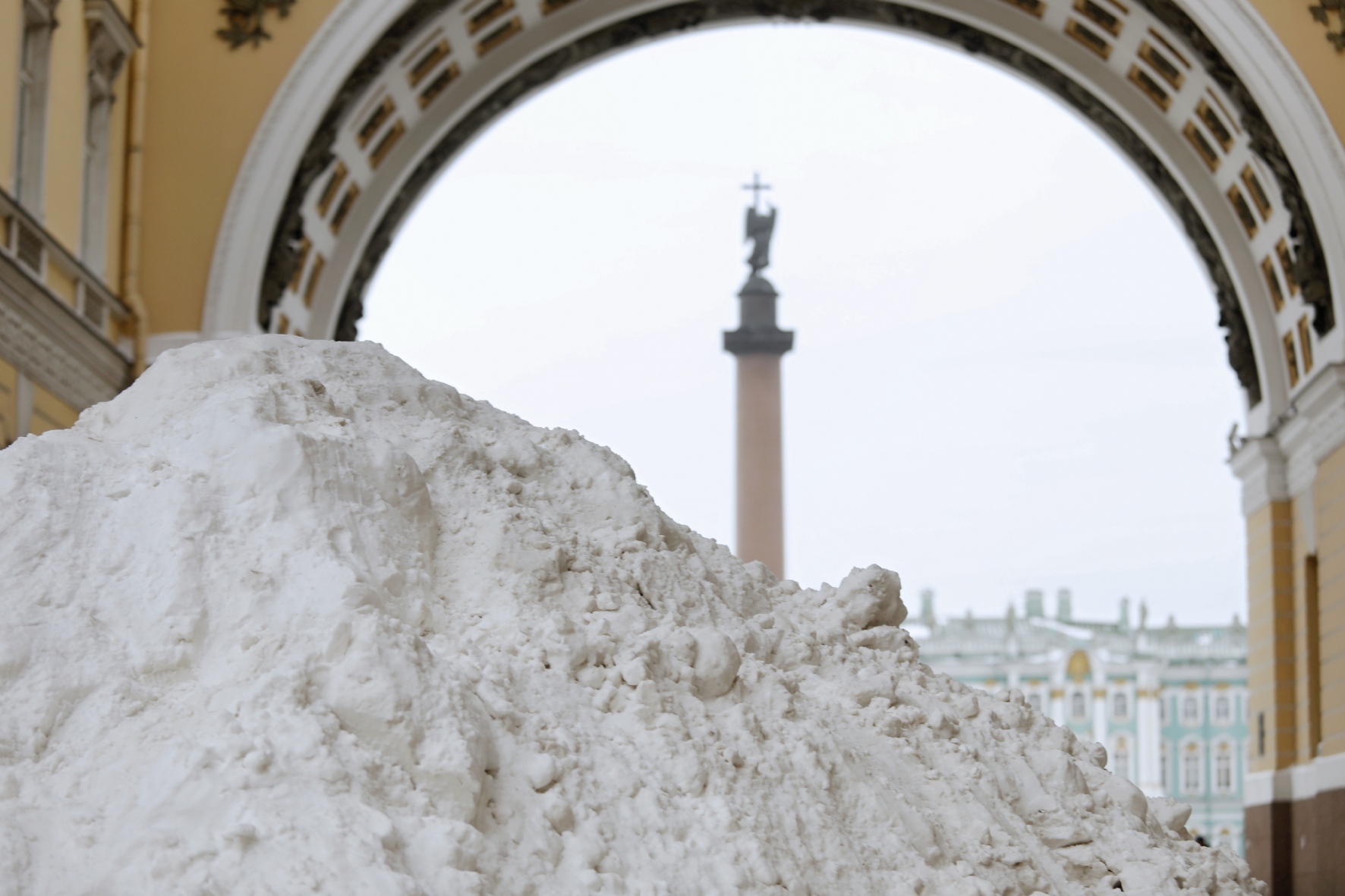 Горе спб. Снегопад на Дворцовой. Снег на Дворцовой площади. Сугробы на Дворцовой. Снег в СПБ.