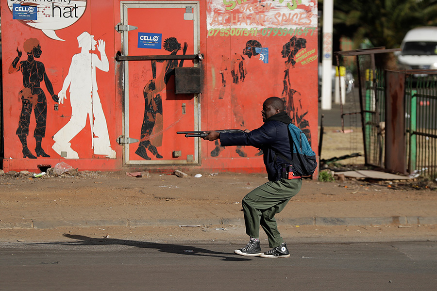 В Соуэто, пригороде Йоханнесбурга, по сообщениям местных СМИ, во время беспорядков были задержаны в том числе резервисты национальной полиции. Всего, по данным властей, за неделю задержано около 1300 человек



