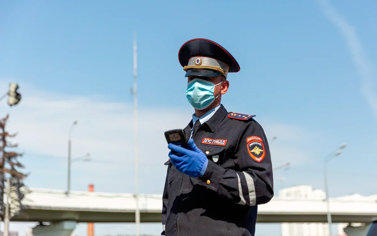 Российским водителям разрешили показывать сотрудникам ГИБДД QR-коды вместо СТС