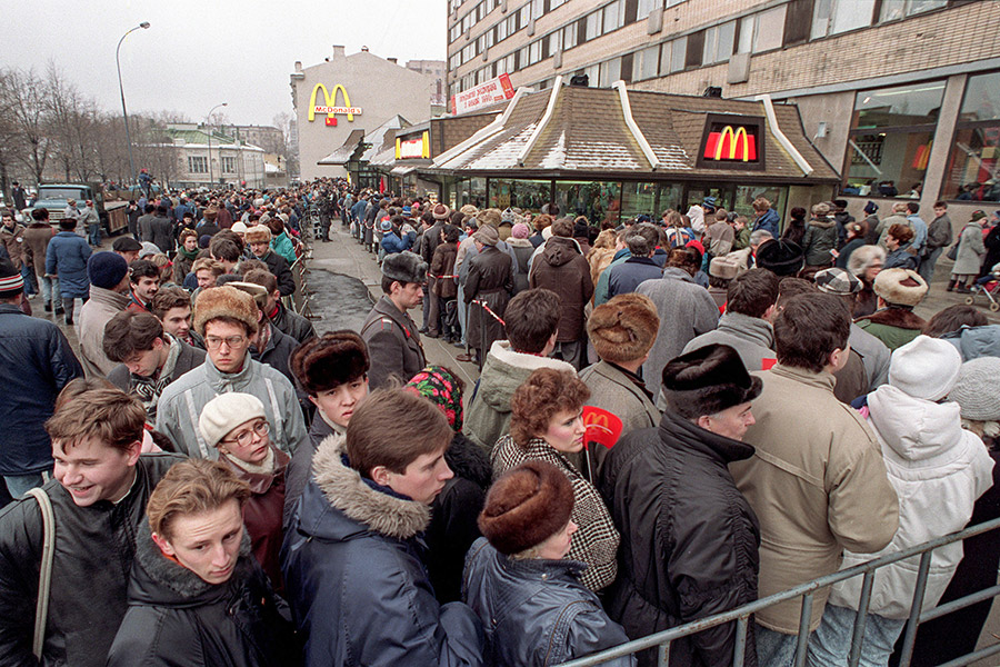 31 января 1990 года, очередь в первый &laquo;Макдоналдс&raquo; в СССР в день открытия