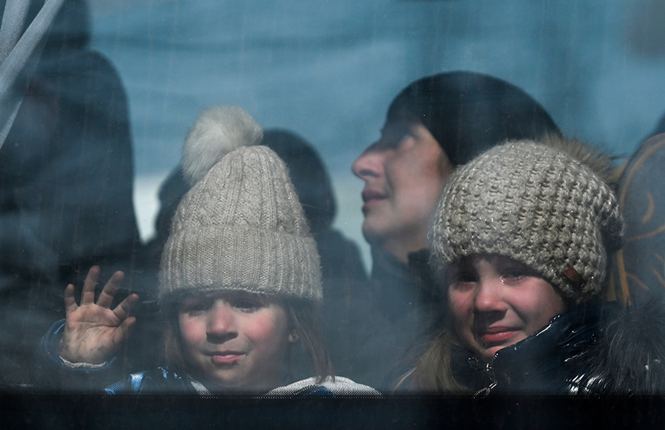 Беженцы из Мариуполя в автобусе перед отправкой в пункт временного размещения в поселке Никольское (ДНР), 24 марта