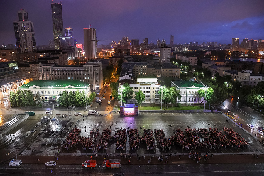 В Екатеринбурге прошло шествие со свечами, люди выстроились в форме надписи &laquo;Помним&raquo;