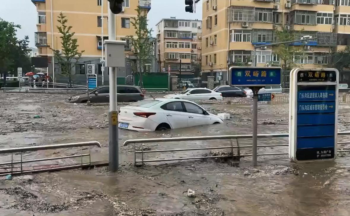 В Китае из-за мощного урагана затопило города — РБК