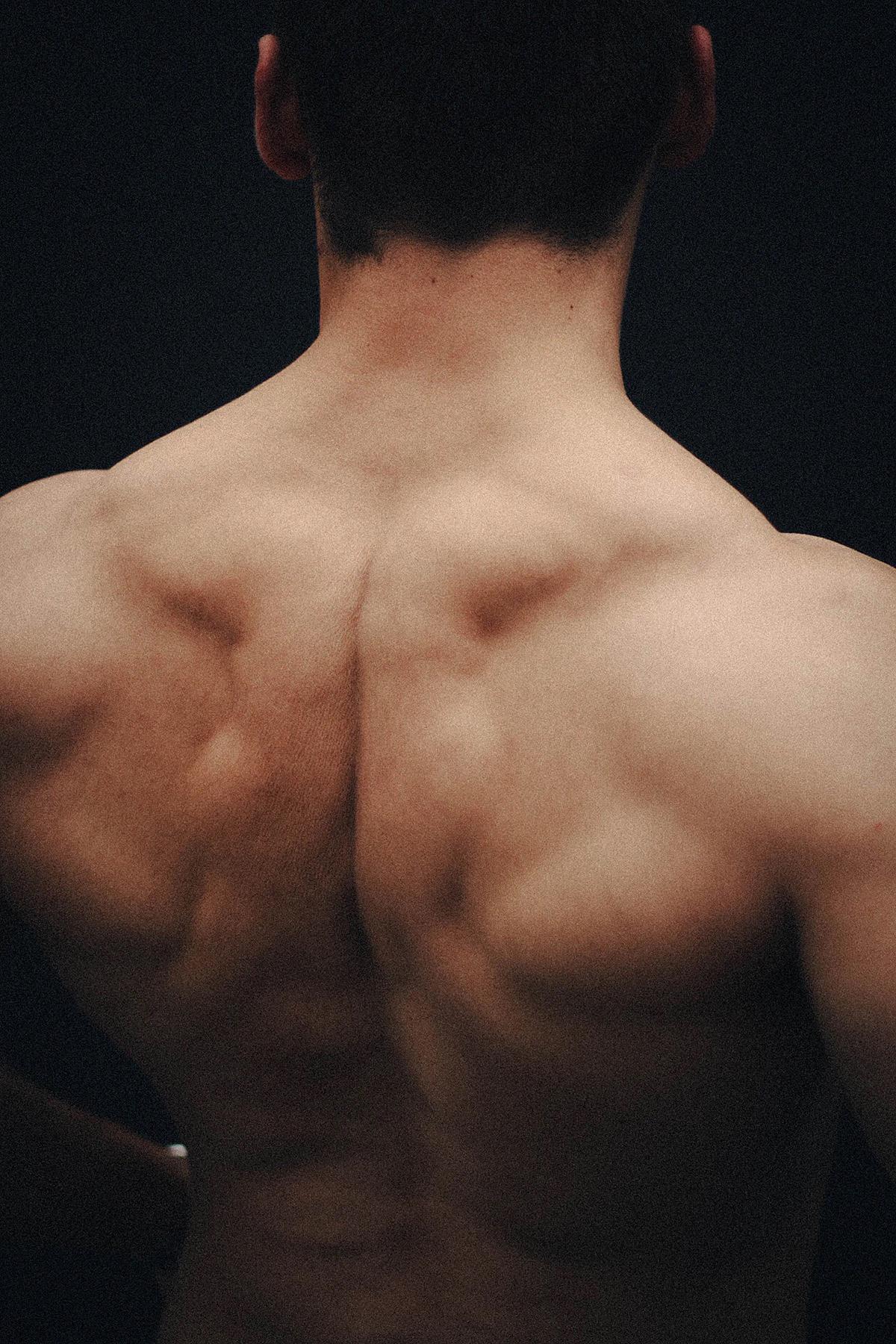 Отжимания на брусьях — эффективный способ развития силы и мышечной массы