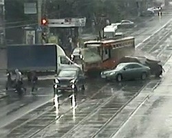 Авария в Перми: сошедший с рельсов трамвай снес несколько автомобилей
