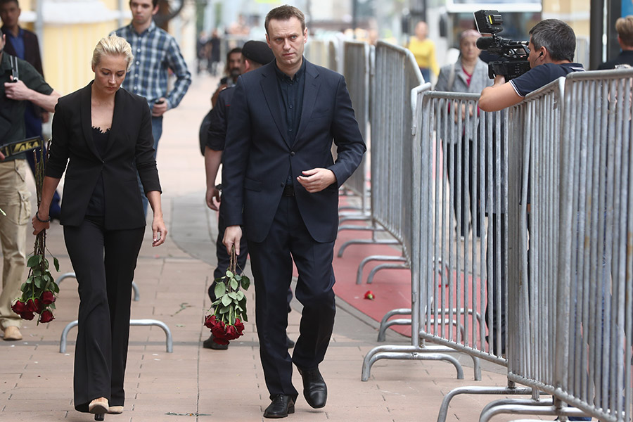 Политик Алексей Навальный с супругой Юлией
