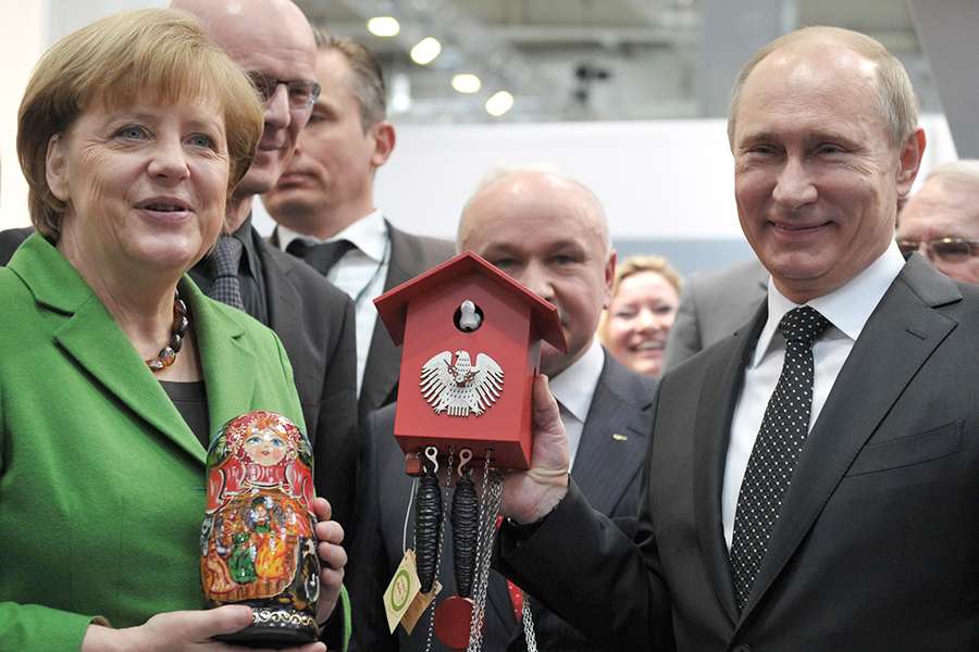 В 2013 году на открытии выставки промышленных новинок в Ганновере канцлер Германии Ангела Меркель подарила Путину часы с кукушкой, на которых изображен гербовый германский орел
