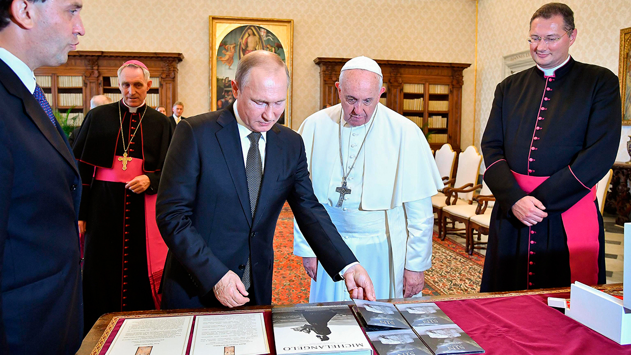 Путин подарил папе римскому диск с фильмом «Грех»