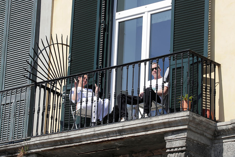 Неаполь. Местные жители отдыхают на балконе
&nbsp;
