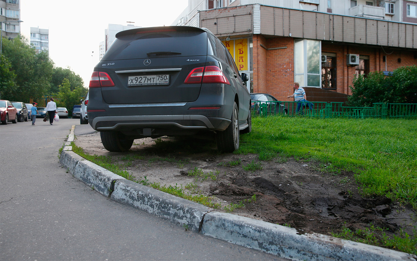 Штраф за парковку на газоне сегодня составляет 5 тыс. рублей для рядовых граждан