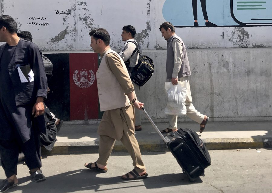 Афганские пассажиры идут к аэропорту Кабула