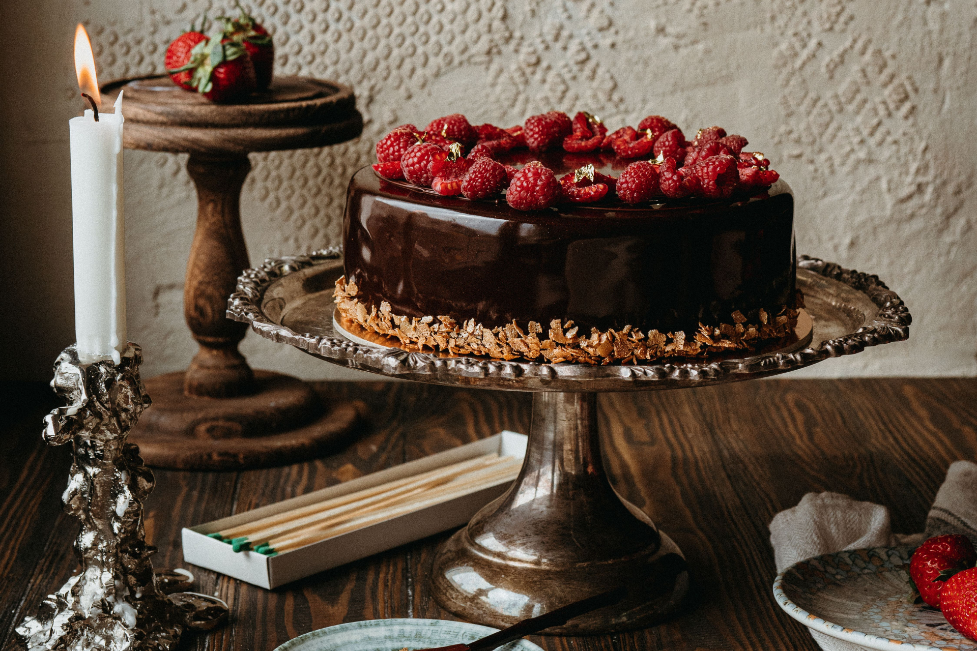 Шоколадный бисквитный торт с малиной и миндалем