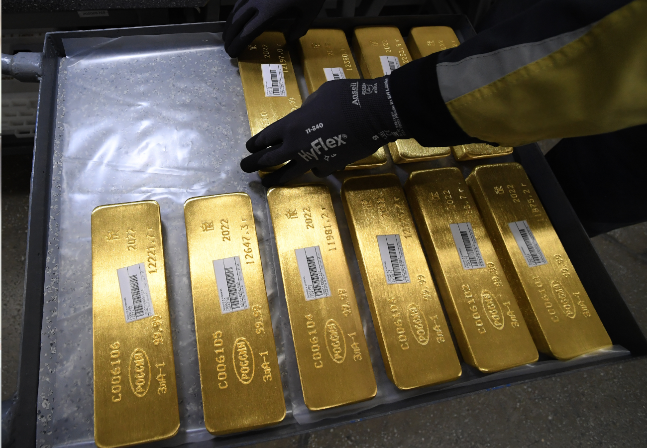 Сотрудник укладывает маркированный слиток золота высшей пробы 99,99 процентов чистоты на тележку на заводе цветных металлов «Красцветмет» в Красноярске