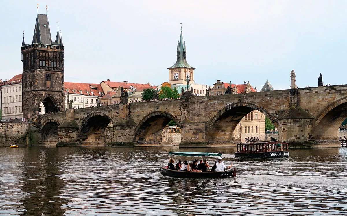 <p>Карлов мост в Праге, Чехия</p>