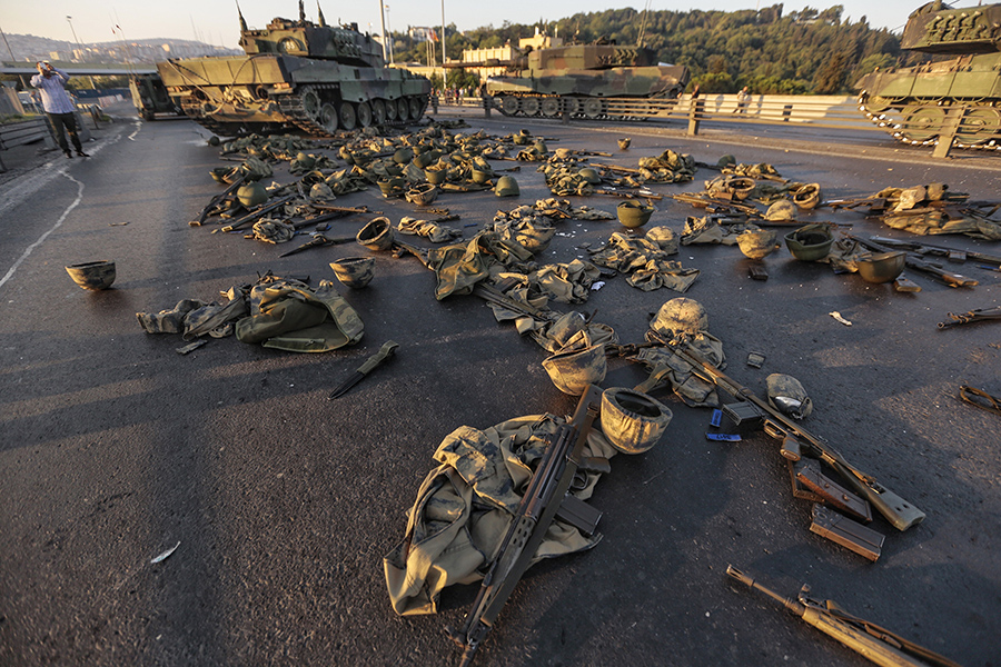 Одежда и оружие солдат, участвовавших в попытке переворота, на мосту через Босфор в Стамбуле, 16 июля 2016 года