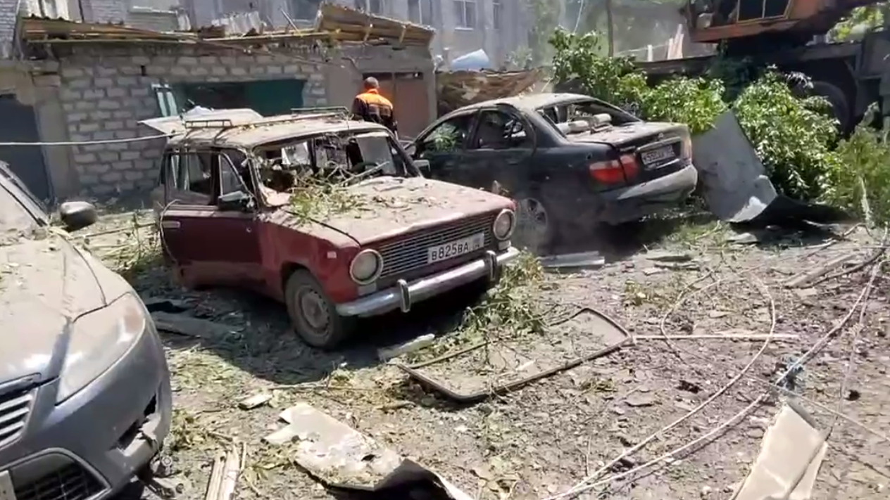 Последствия удара ВСУ по луганскому поселку Юбилейный. Видео