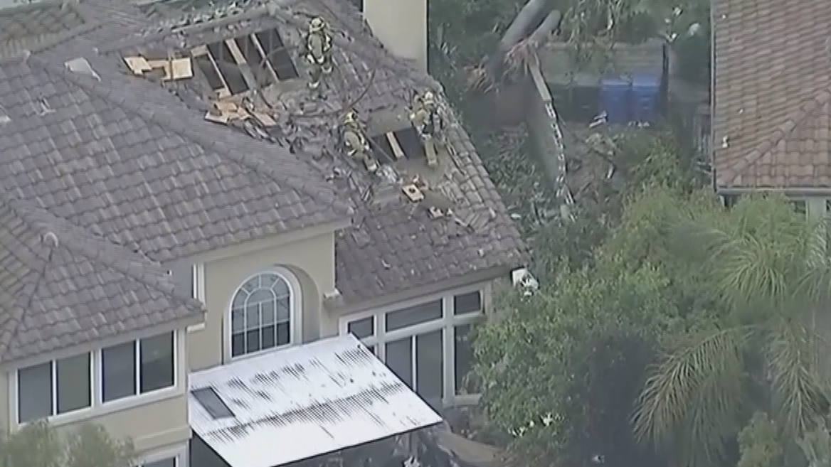 В Калифорнии самодельный самолет упал на жилые дома