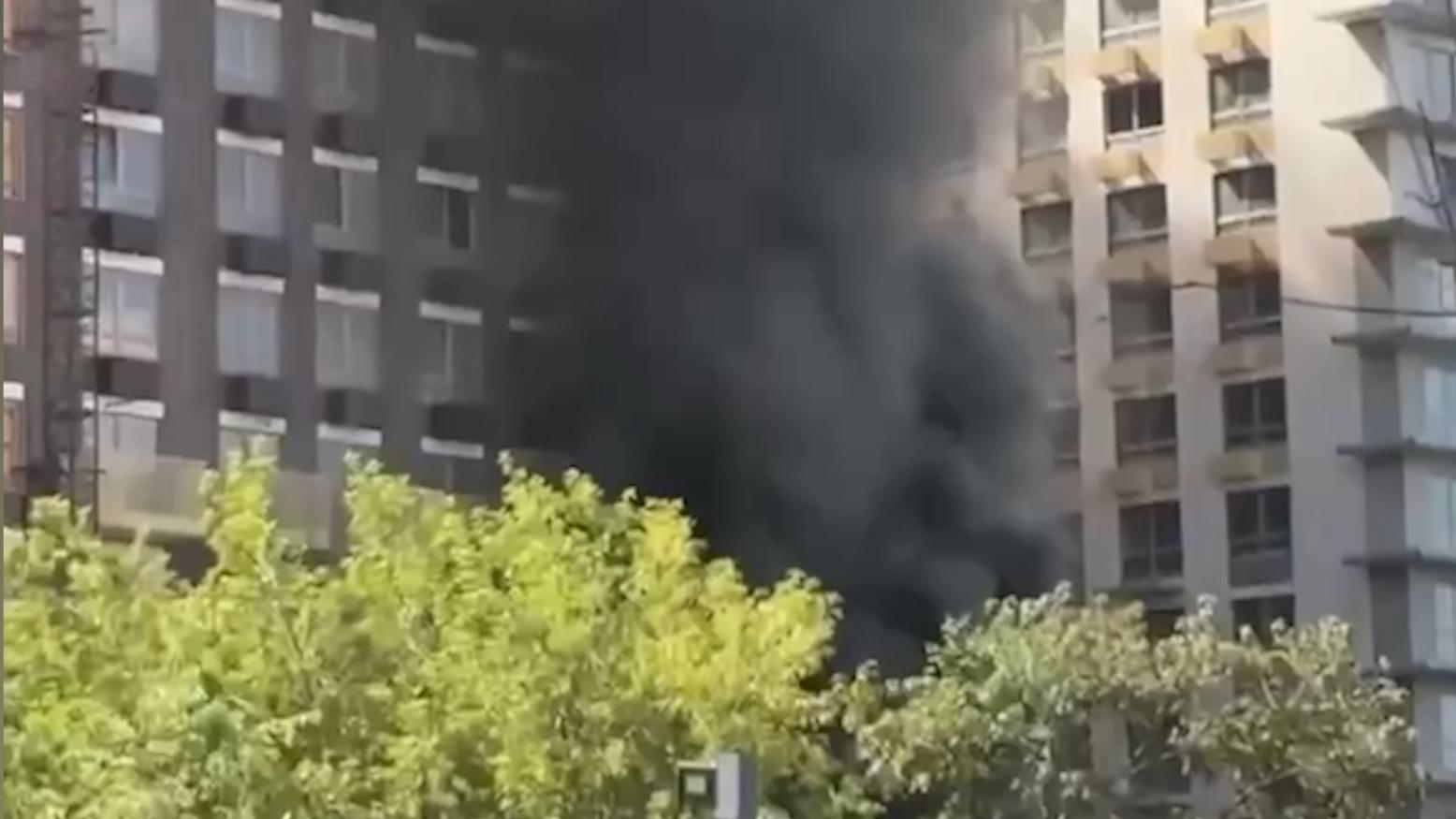 На севере Москвы спасли заблокированных на стройке из-за пожара рабочих