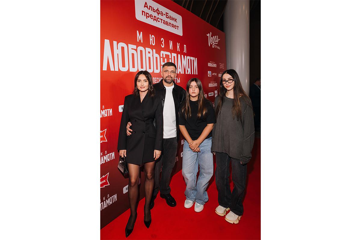 Василий Вакуленко и Елена Вакуленко-Пинская с дочерьми Марией и Василисой