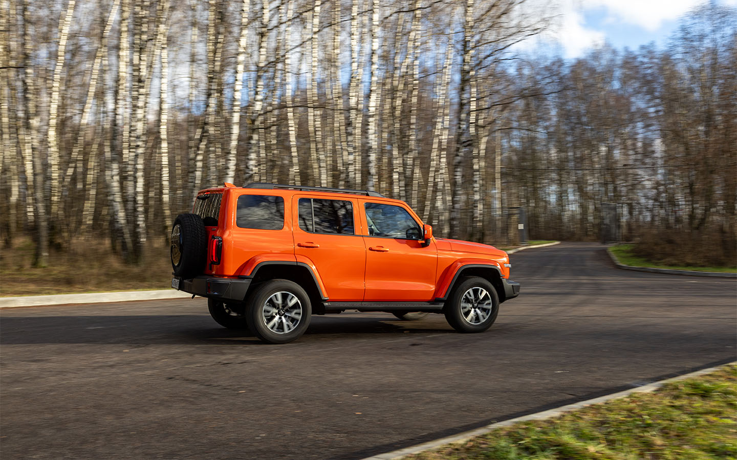 Перепутать Tank 300 ни с одной моделью не получится. Экстерьер брутален и хорош. Широкая подножка облегчает посадку-высадку