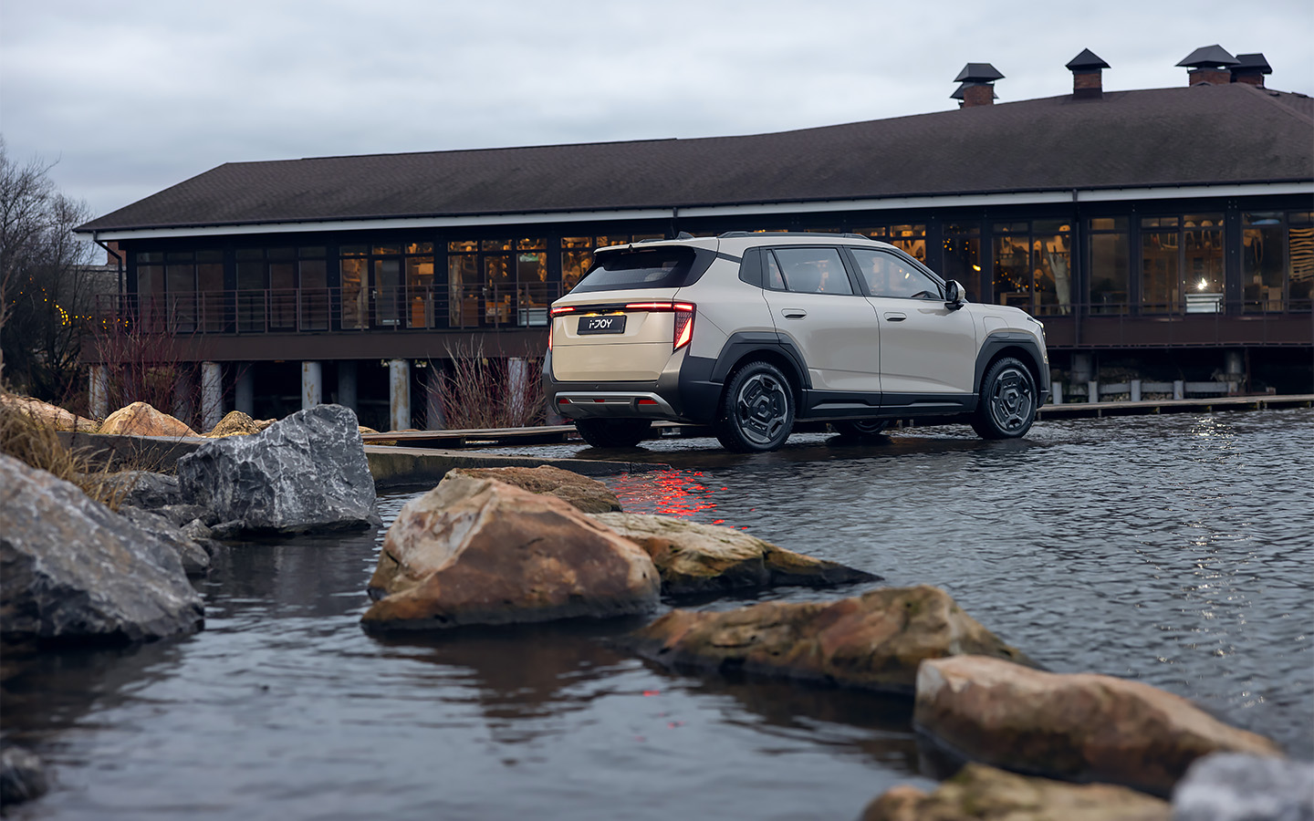 &laquo;Юбка&raquo; из неокрашенного пластика по периметру кузова поможет избежать нежелательных повреждений на тесной городской&nbsp;парковке и на бездорожье. Кстати, двери у нового&nbsp;Evolute i-Joy тоже удобные: нижняя часть полностью перекрывает пороги, испачкать брюки&nbsp;при посадке-высадке непросто