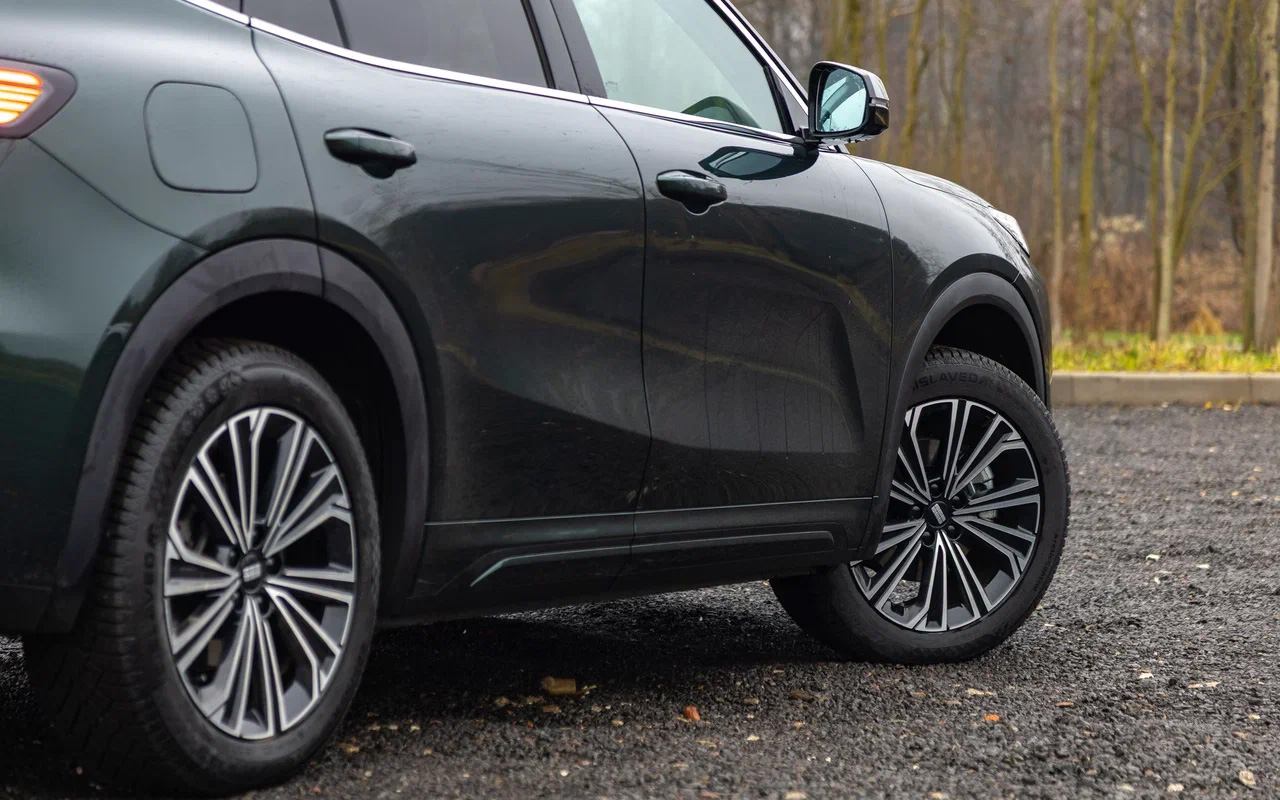 Присмотревшись, можно заметить, что даже элементы из неокрашенного пластика у Geely EX5 EM-i отличаются от тех, что стоят на электрическом EX5